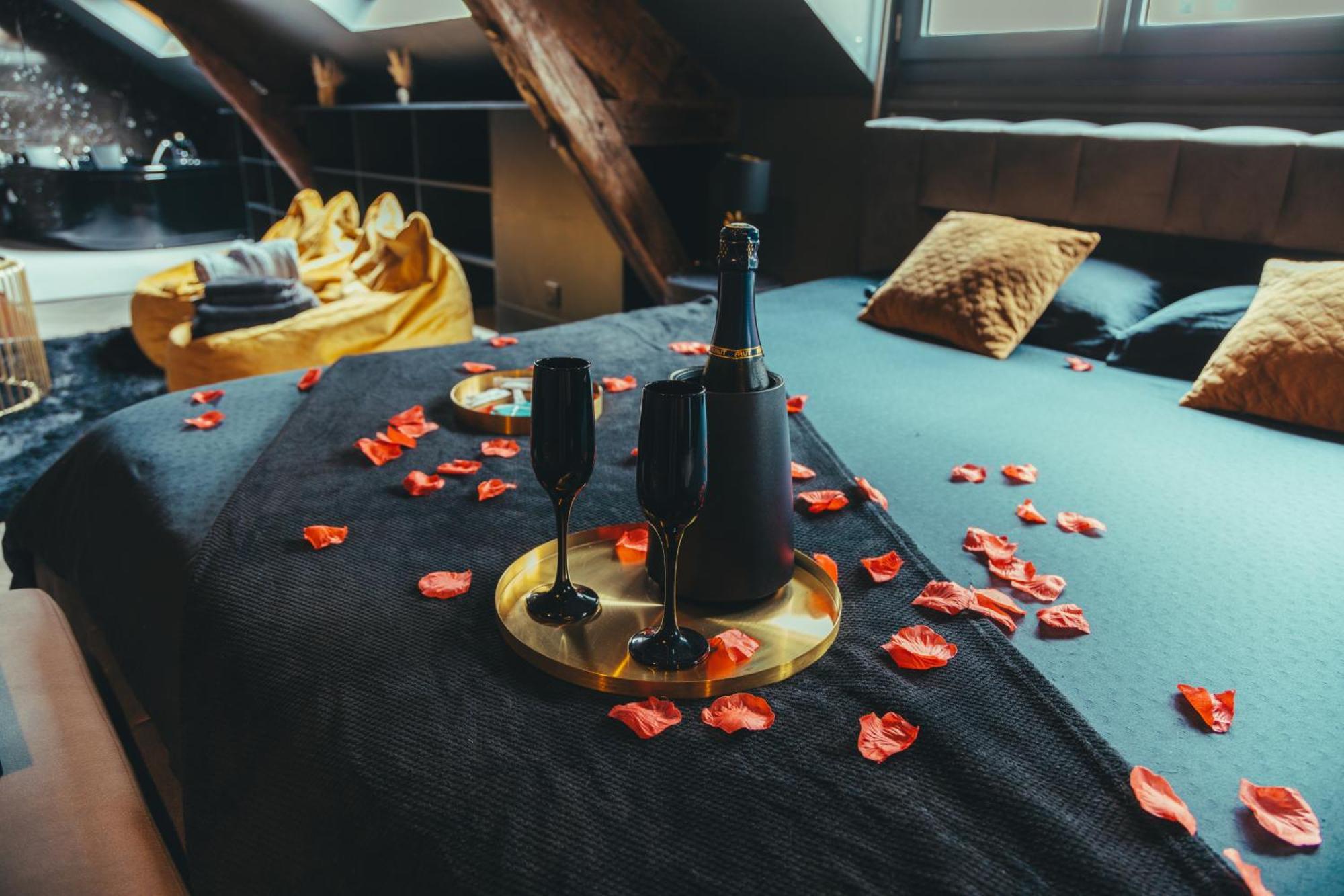 La Marble Room - Suite Balneo & Sauna อองเชร์ ภายนอก รูปภาพ
