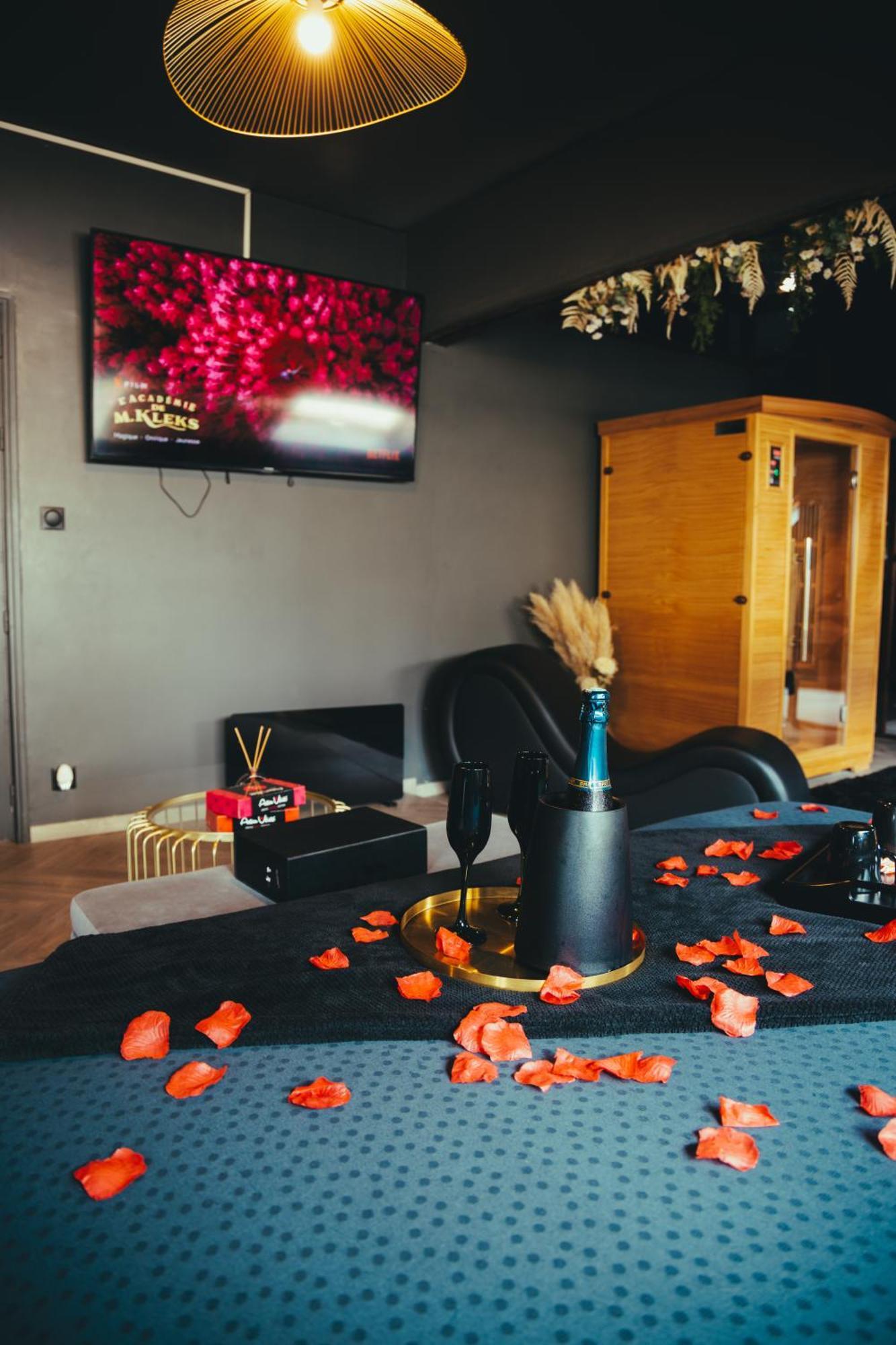 La Marble Room - Suite Balneo & Sauna อองเชร์ ภายนอก รูปภาพ