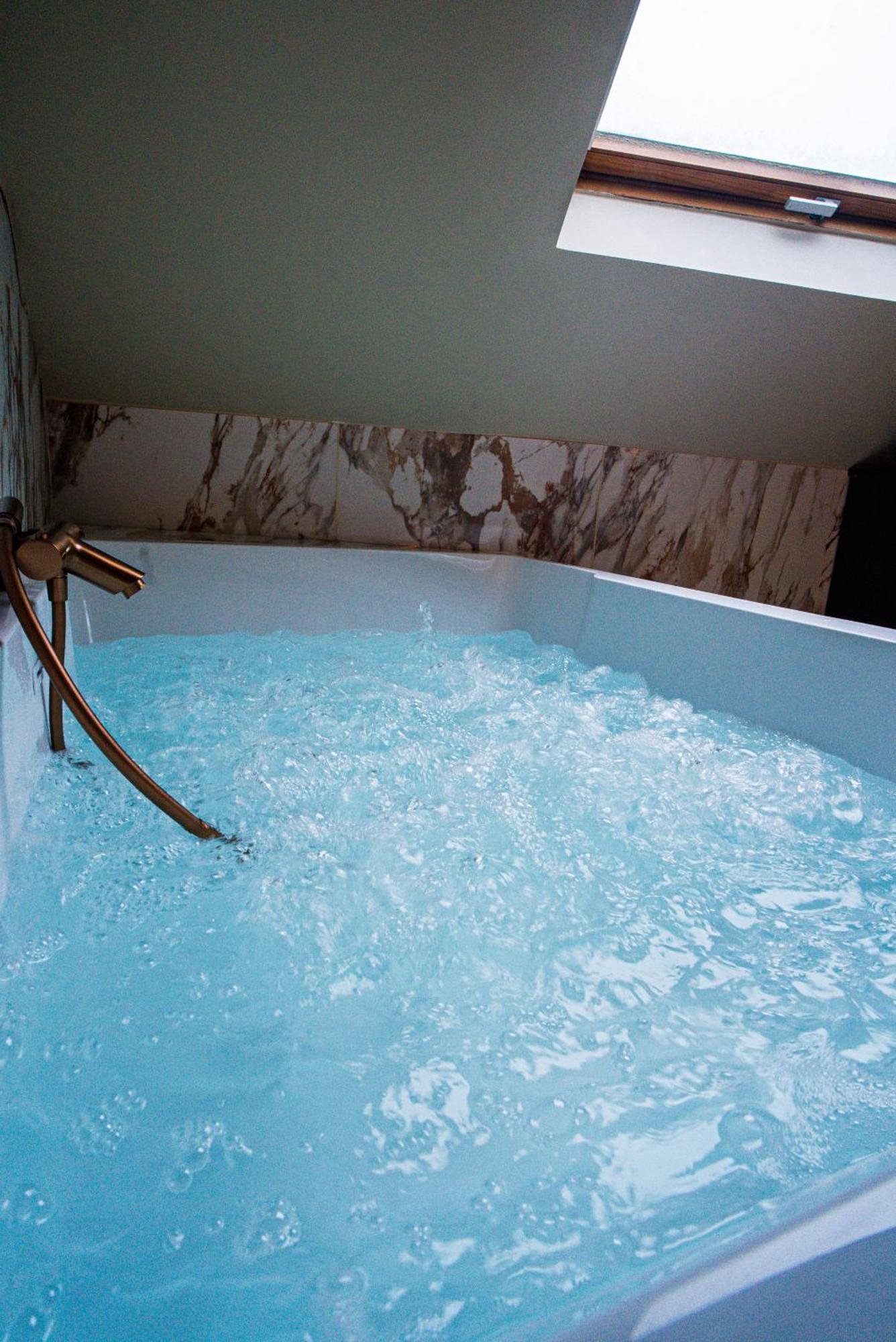La Marble Room - Suite Balneo & Sauna อองเชร์ ภายนอก รูปภาพ