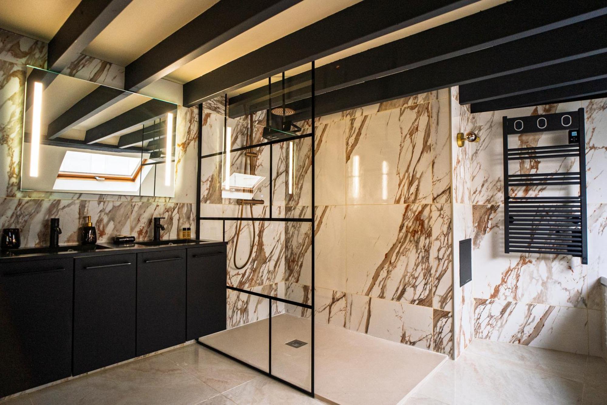 La Marble Room - Suite Balneo & Sauna อองเชร์ ภายนอก รูปภาพ