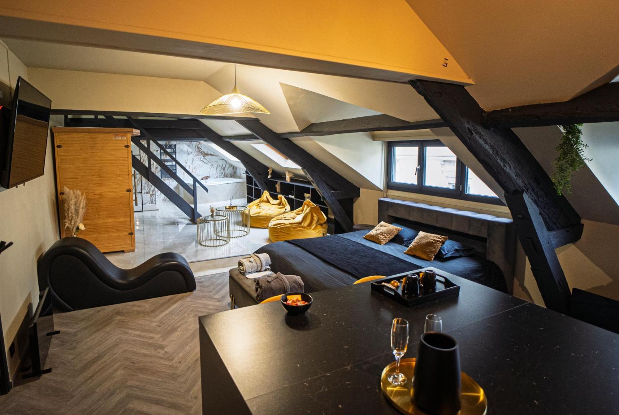 La Marble Room - Suite Balneo & Sauna อองเชร์ ภายนอก รูปภาพ