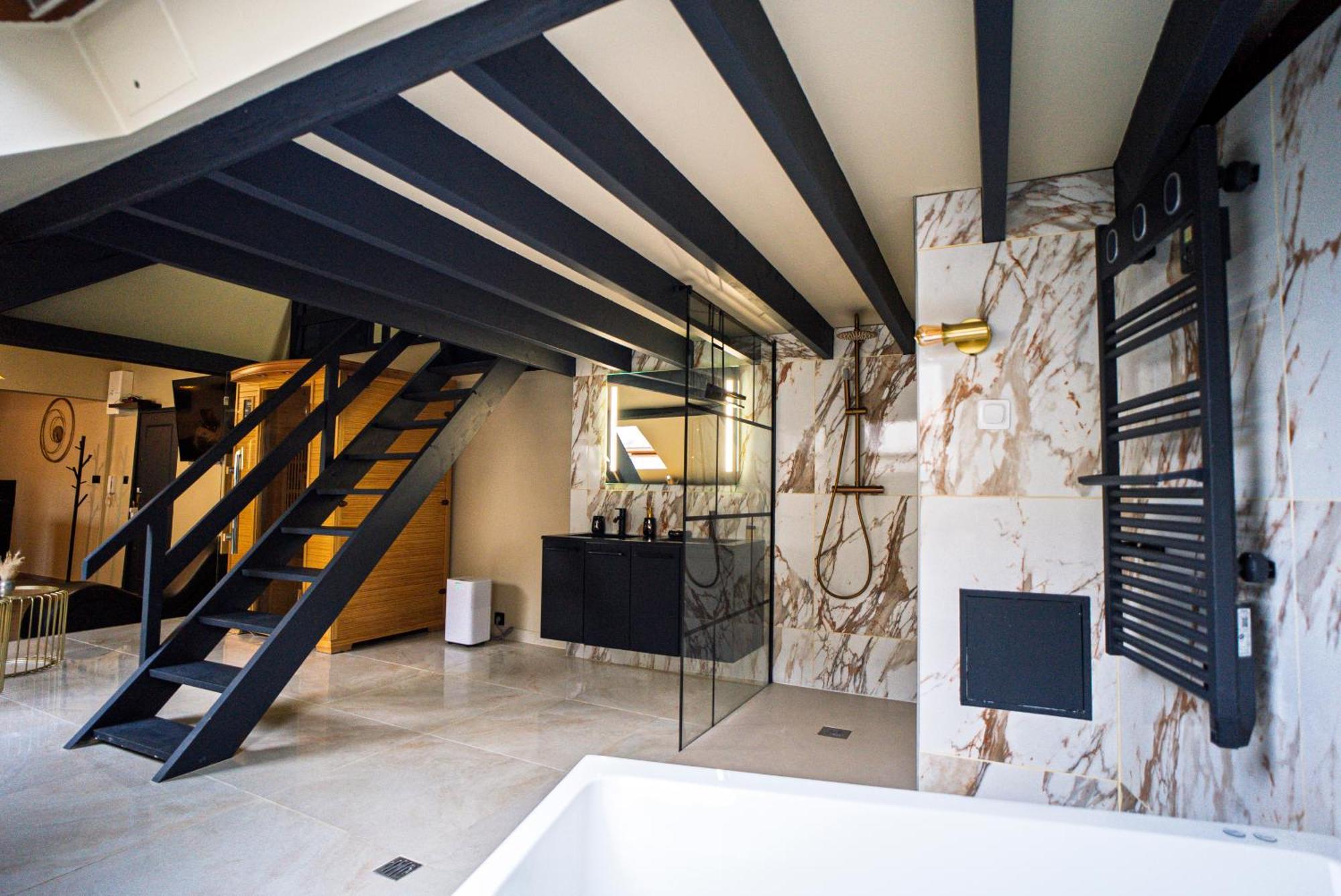 La Marble Room - Suite Balneo & Sauna อองเชร์ ภายนอก รูปภาพ