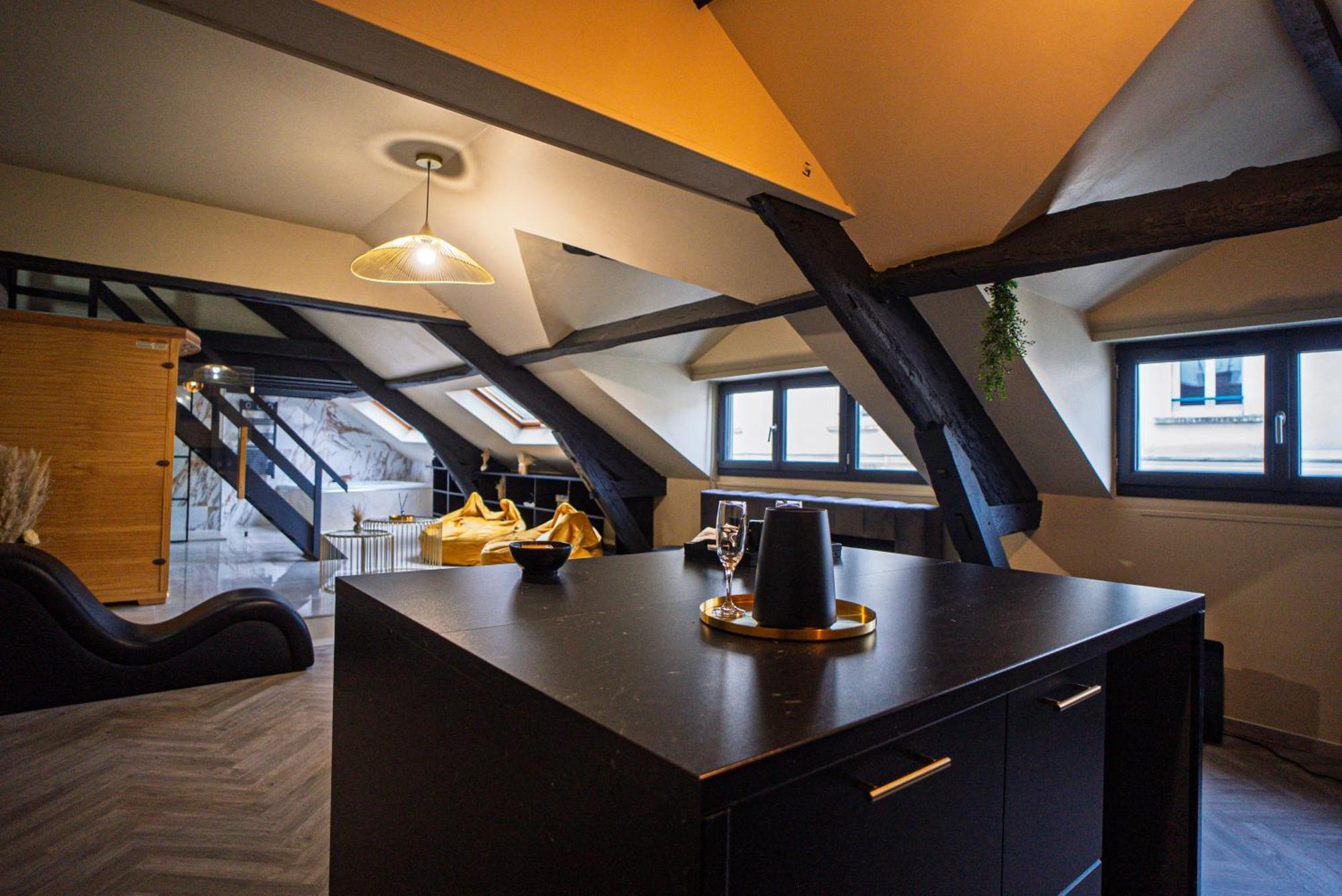 La Marble Room - Suite Balneo & Sauna อองเชร์ ภายนอก รูปภาพ