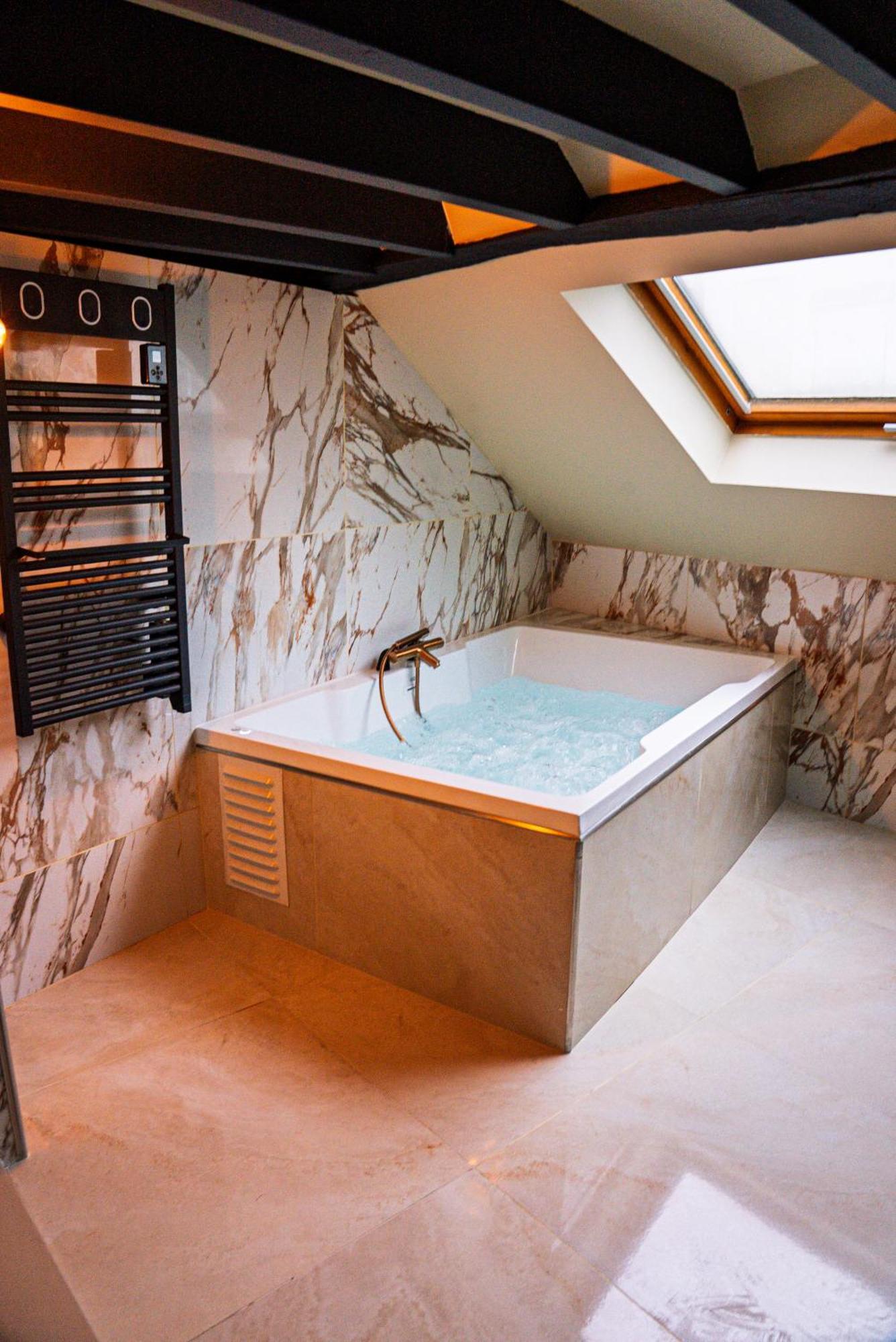 La Marble Room - Suite Balneo & Sauna อองเชร์ ภายนอก รูปภาพ