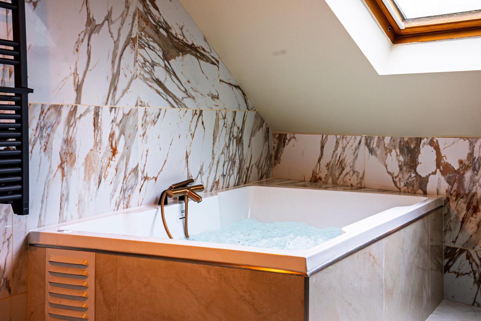 La Marble Room - Suite Balneo & Sauna อองเชร์ ภายนอก รูปภาพ