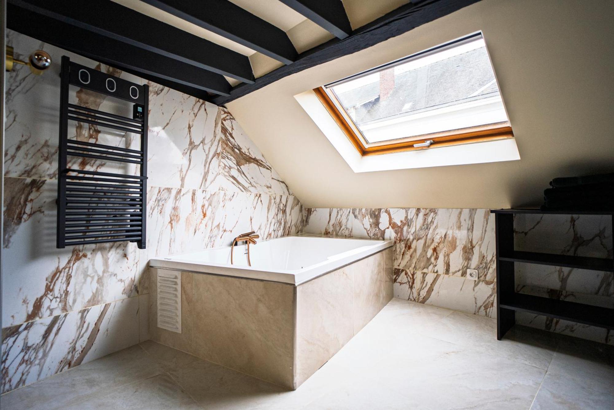 La Marble Room - Suite Balneo & Sauna อองเชร์ ภายนอก รูปภาพ